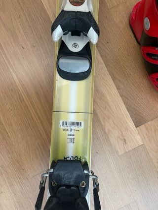 Esquís, botas y casco de esquí