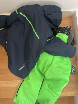 Esquís, botas y casco de esquí