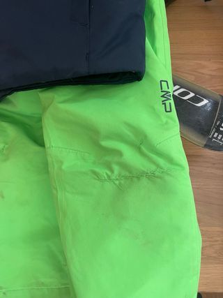 Esquís, botas y casco de esquí