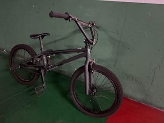 Bicicleta BMX gris