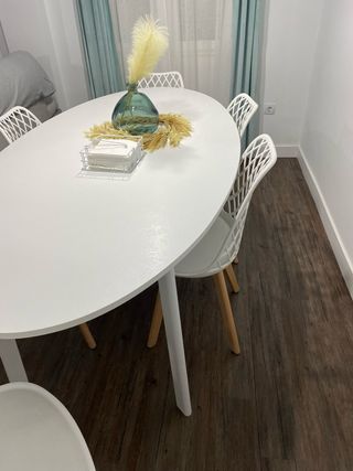 Mesa de comedor ovalada blanca