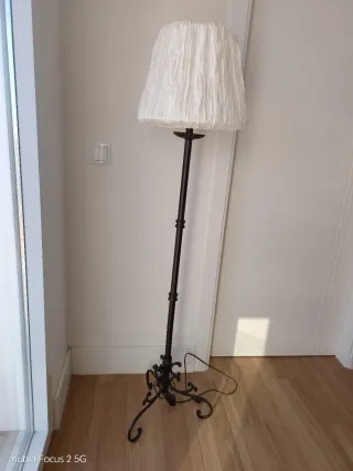 Lámpara de pie de metal con pantalla de tela