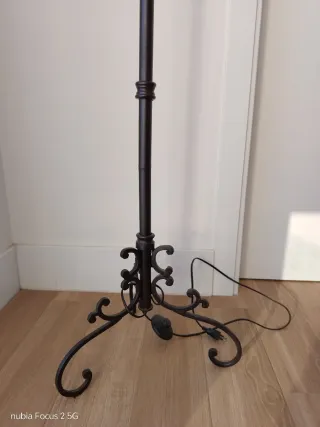 Lámpara de pie de metal con pantalla de tela