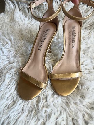 Sandalias de tacón doradas