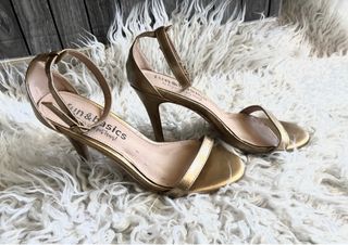 Sandalias de tacón doradas