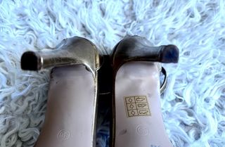 Sandalias de tacón doradas