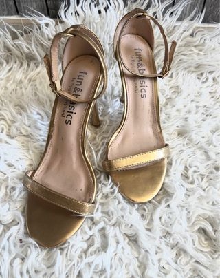 Sandalias de tacón doradas