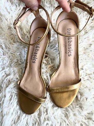 Sandalias de tacón doradas