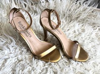 Sandalias de tacón doradas