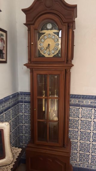 Reloj de pie antiguo con péndulo