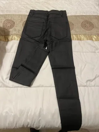 Pantalones negros efecto piel