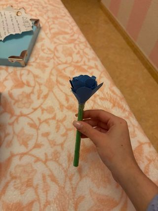 Rosa azul de papel para regalo
