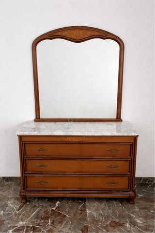 Cómoda de madera con espejo y mármol