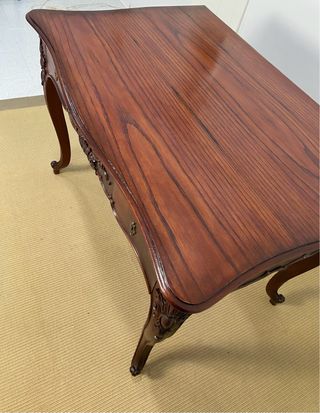 Antigua mesa escritorio de caoba estilo Luis XV