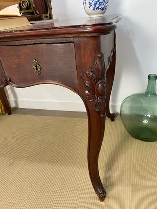 Antigua mesa escritorio de caoba estilo Luis XV