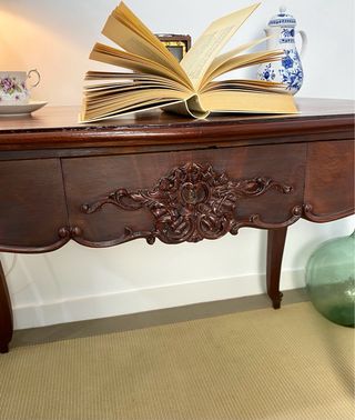 Antigua mesa escritorio de caoba estilo Luis XV