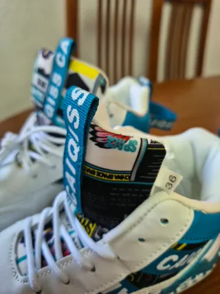 Zapatillas deportivas blancas con diseño