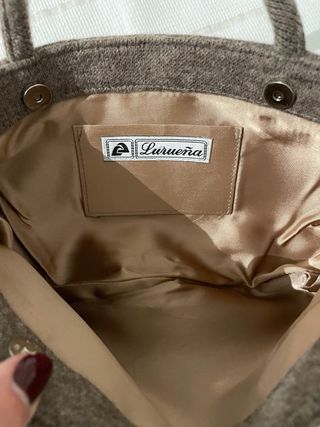 Bolso de mano Lurueña marrón con detalles morados