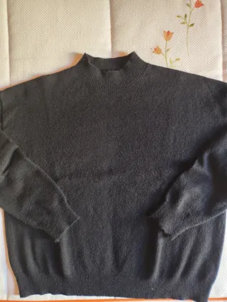 Jersey negro cuello subido