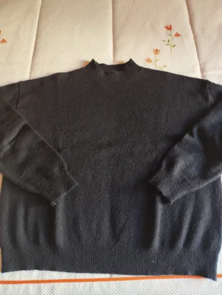 Jersey negro cuello subido