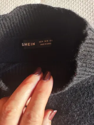 Jersey negro cuello subido