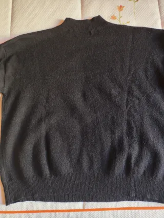 Jersey negro cuello subido