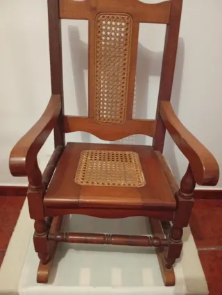 Cadeira de baloiço em madeira com assento em vime