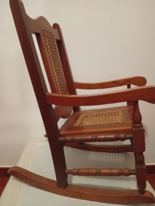 Cadeira de baloiço em madeira com assento em vime