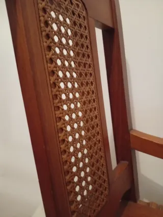 Cadeira de baloiço em madeira com assento em vime