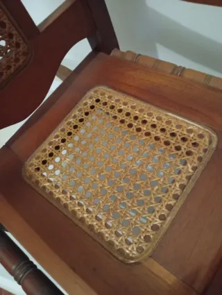 Cadeira de baloiço em madeira com assento em vime