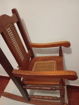 Cadeira de baloiço em madeira com assento em vime