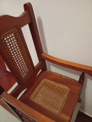 Cadeira de baloiço em madeira com assento em vime
