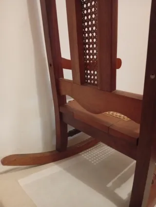 Cadeira de baloiço em madeira com assento em vime