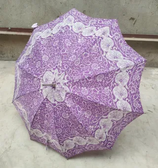 Paragüas antiguo malva con estampado