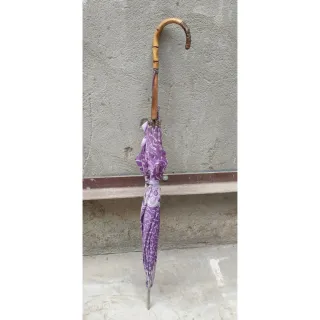 Paragüas antiguo malva con estampado