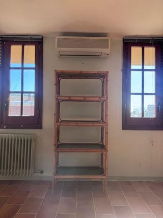 Estantería de bambú y cristal