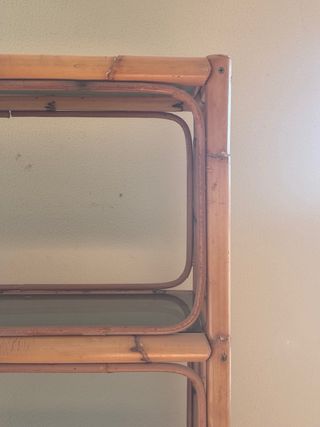 Estantería de bambú y cristal