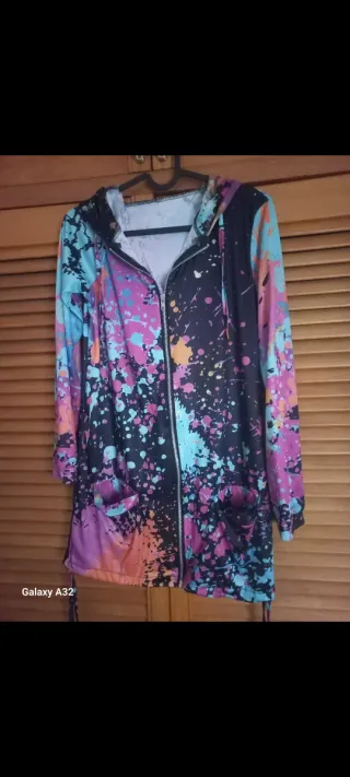 Sudadera con capucha y estampado salpicaduras