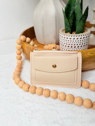 Monedero beige minimalista con cremallera y botón