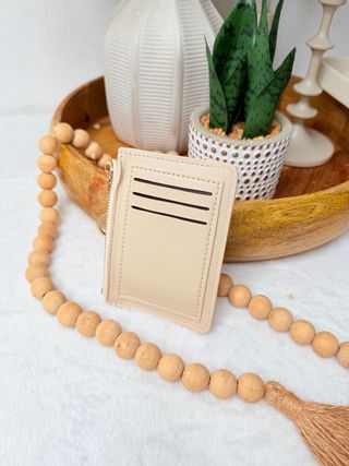Monedero beige minimalista con cremallera y botón