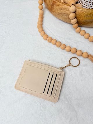 Monedero beige minimalista con cremallera y botón