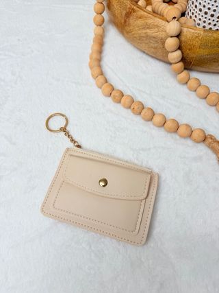 Monedero beige minimalista con cremallera y botón