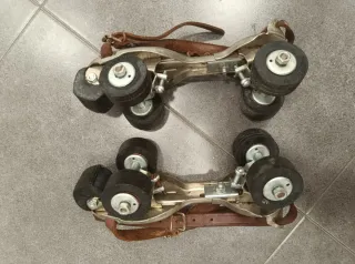 Patines antiguos de metal con correas