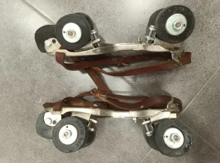 Patines antiguos de metal con correas