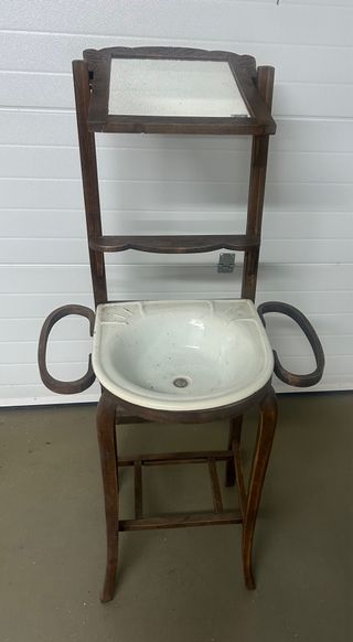 Tocador antiguo con lavabo de porcelana