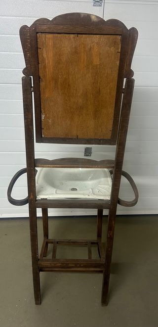 Tocador antiguo con lavabo de porcelana