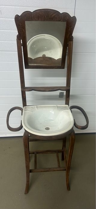 Tocador antiguo con lavabo de porcelana