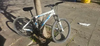 Bicicleta de montaña blanca