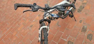 Bicicleta de montaña blanca