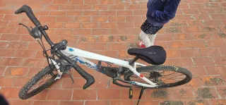 Bicicleta de montaña blanca